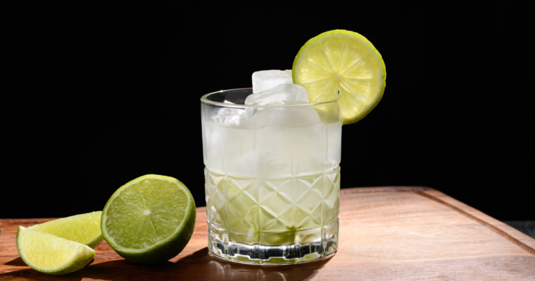 A caipirinha de limão é uma bebida refrescante feita com cachaça, limão, açúcar e gelo, perfeita para quem busca simplicidade e sabor no copo.